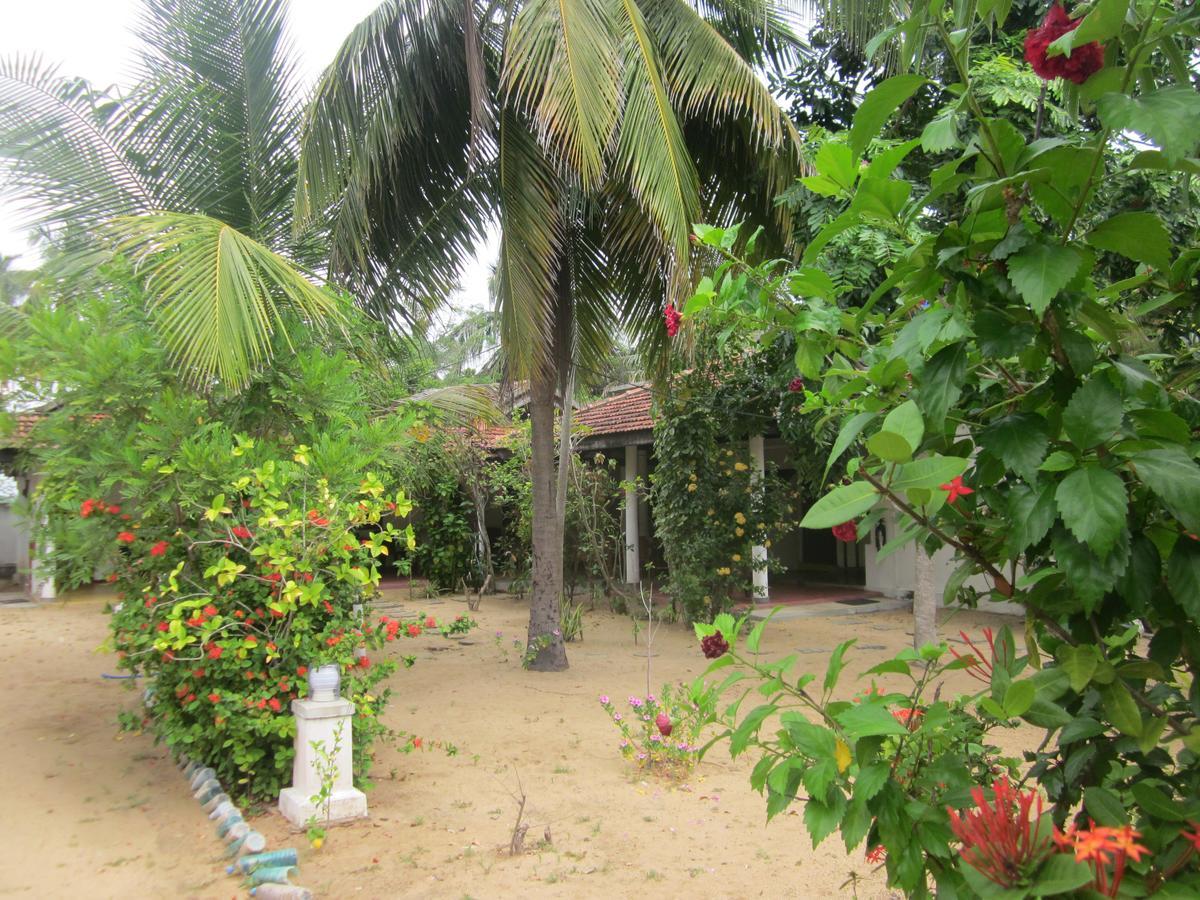 Stardust Beach Hotel Baía de Arugam Quarto foto